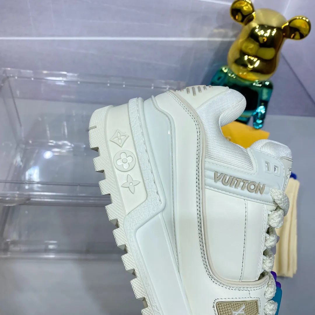 👟👟Ex-factory price 840 𝙇𝙑 𝟐𝟎𝟐4/𝐒𝐒 𝐧𝐞𝐰 Louis Vuitton catwalk skateboard shoes are popular, LOUIS VUITTON Trainer is undoubtedly one of the most successful Sneakers launched by luxury brands, but the pace of exploration will not stop. LOUISVUITTON will also bring a new series of skateboard shoes in the spring of 2023. The new series in the picture returns to the 90s Chunky Skate Shoes bread shoes, with leather and mesh uppers. The fat silhouette and thick shoelaces are very eye-catching. It is expected to have quite a few colors like the Trainer. Judging from the previous DIOR show skate shoes, this chunky style may be even stronger next year. Size: Female 35-40 Male 39-46